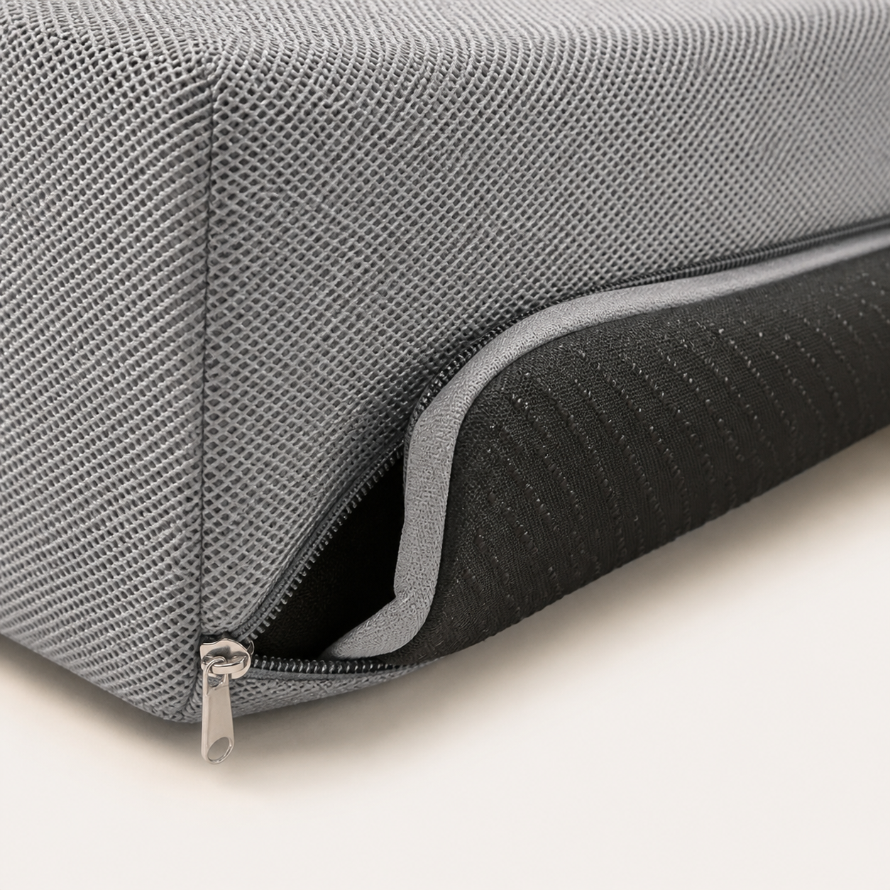 Close-up of the removable zippered cover and dotted base on Kinstroll foam dog stairs